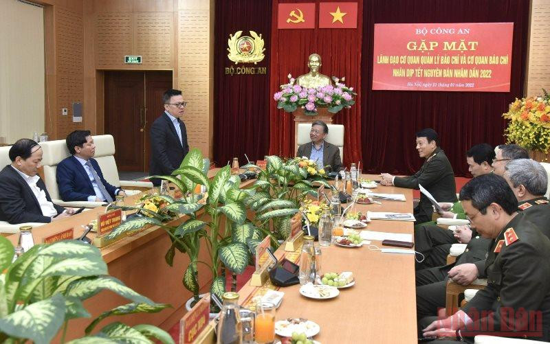 Đồng chí Lê Quốc Minh đưa ý kiến tại buổi gặp mặt về sự đổi mới hình thức tuyên truyền của báo chí trong thời gian gần đây. (Ảnh: TRẦN HẢI) Báo chí đồng hành cùng lực lượng Công an trên mọi hoạt động, lĩnh vực -0