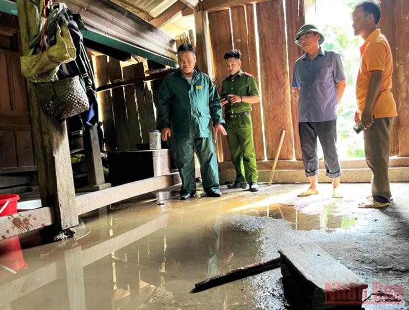 Nước xâm thực vào nền nhà dân ở bản Xa Lung, xã Mường Lý. Thanh Hóa: Thiệt hại bước đầu do mưa lớn ở Mường Lát -0