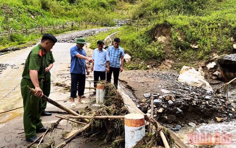 Mưa lớn ngập, xói tràn trên đường giao thông ở Mường Lát.