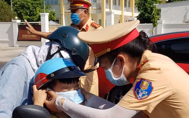 Công an Đồng Nai phát nước suối, khẩu trang cho người dân -0