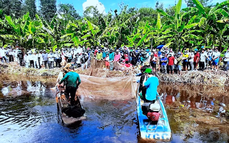 Các hoạt động trải nghiệm thực tế về chụp đìa thu hoạch cá đồng tại Vườn Quốc gia U Minh hạ trong ngày 1-5.