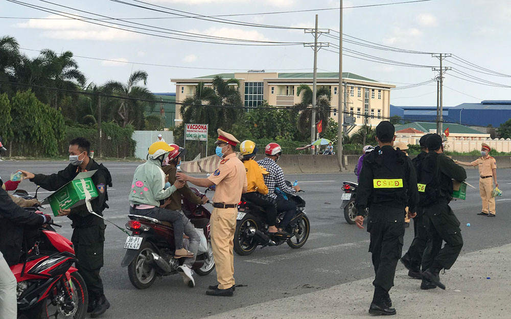 Lực lượng CSGT, Cảnh sát cơ động Công an tỉnh Đồng Nai phát nước suối, khẩu trang cho người dân trên Quốc lộ 51. Công an Đồng Nai phát nước suối, khẩu trang cho người dân -0