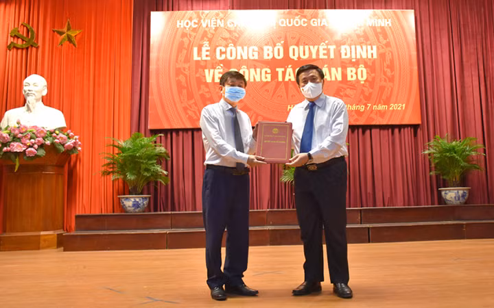 GS.TS Nguyễn Xuân Thắng, Ủy viên Bộ Chính trị (trái) trao quyết định bổ nhiệm cho đồng chí Phạm Minh Sơn. (Ảnh: AJC)