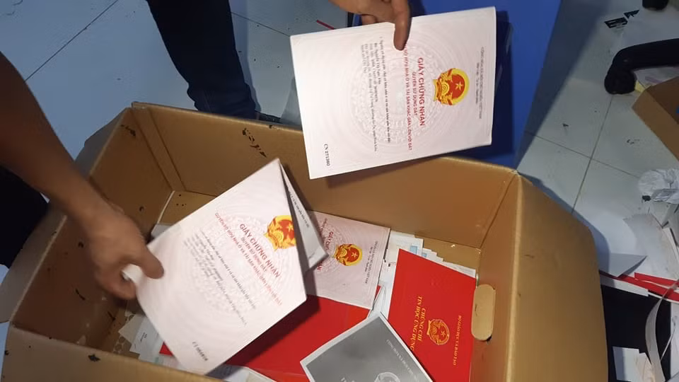 Thu giữ nhiều giấy chứng nhận quyền sử dụng đất giả.