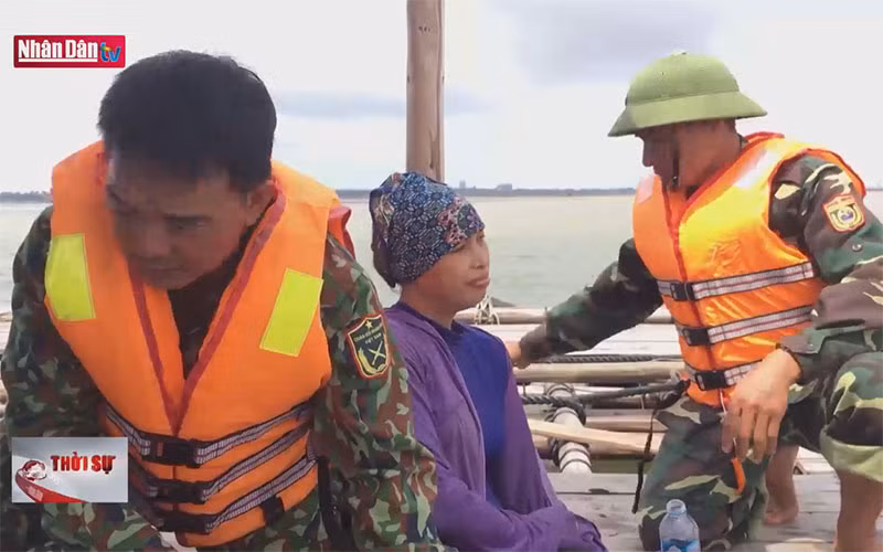Đồn Biên phòng Trà Cổ cứu 2 người dân gặp nạn trên biển