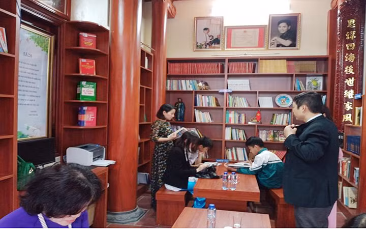 Thư viện gia đình của bà Đào Thị Khanh tại làng Đông Xuyên, xã Đông Tiến (huyện Yên Phong).
