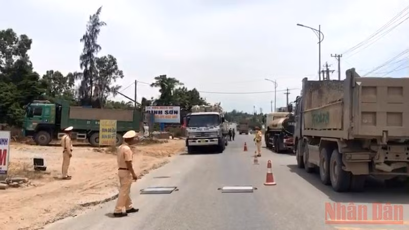 Qua 10 ngày (20-30/6), Cảnh sát giao thông Công an tỉnh Quảng Ngãi xử lý 1.383 trường hợp vi phạm trật tự an toàn giao thông.