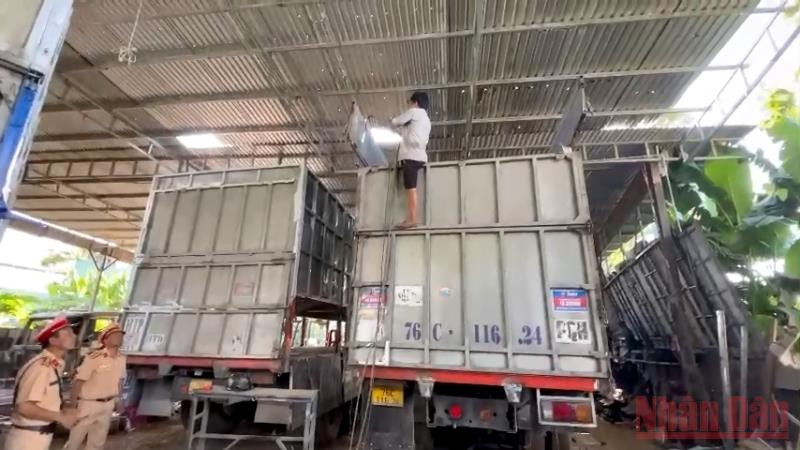 Qua vận động, có hơn 100 lái xe tải thực hiện cắt hạ phần thành, thùng xe đã cơi nới về đúng thông số quy định. Quảng Ngãi xử lý nghiêm các vi phạm trật tự an toàn giao thông -0