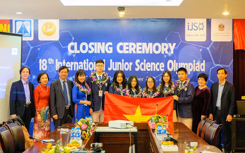 Đoàn học sinh Việt Nam đoạt Huy chương Vàng Olympic Khoa học trẻ quốc tế