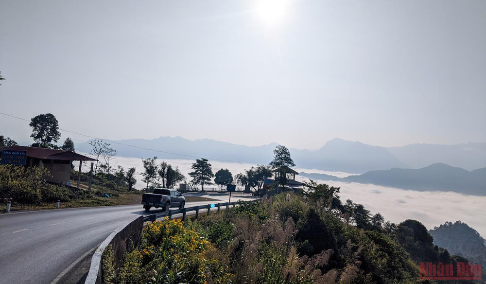 Khi mây tan dần cũng là lúc mặt trời đã đứng bóng trên đỉnh đèo, nhịp sống ngày thường lại trở về hối hả… Săn mây trên đèo Tằng Quái -0