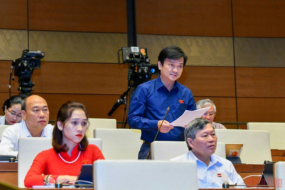 Đại biểu Dương Bình Phú phát biểu thảo luận. (Ảnh: NGUYÊN KHOA) Tiếp tục hoàn thiện quy định pháp luật về phổ biến, sử dụng Quốc kỳ, Quốc huy, Quốc ca -0