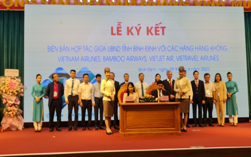 Lễ ký kết hợp tác chiến lược giữa UBND tỉnh Bình Định với các hãng hàng không.
