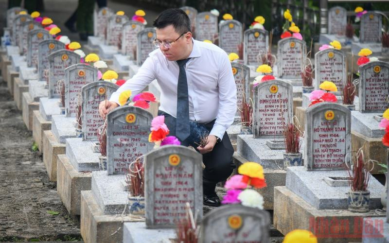Tổng Biên tập Báo Nhân Dân Lê Quốc Minh thắp hương tưởng nhớ các chiến sĩ đã hy sinh tại Nghĩa trang Liệt sĩ quốc gia Trường Sơn. (Ảnh: Thành Đạt) 2-1651237833804.jpg