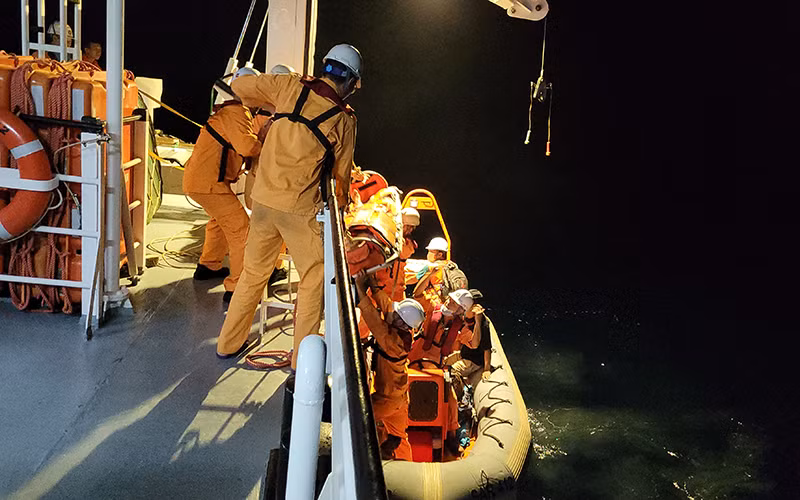 Cứu thuyền viên bị bệnh nguy cấp trên vùng biển phía tây quần đảo Hoàng Sa -0