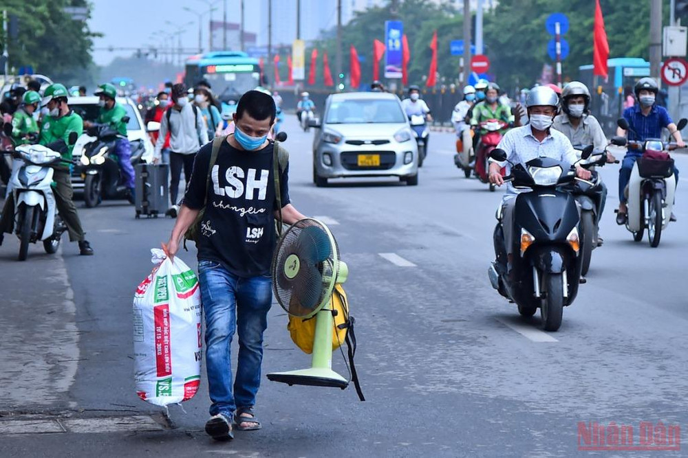 Đường phố Hà Nội ùn tắc trước kỳ nghỉ lễ 30/4, 1/5 ảnh 2 Đường phố Hà Nội ùn tắc trước kỳ nghỉ lễ 30/4-1/5 -0
