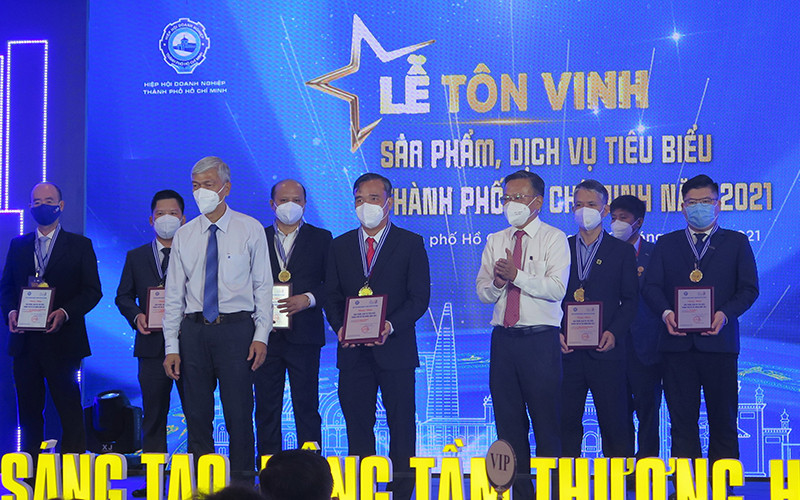 Lãnh đạo TP Hồ Chí Minh trao chứng nhận sản phẩm, dịch vụ tiêu biểu năm 2021 cho đại diện các doanh nghiệp. TP Hồ Chí Minh tôn vinh sản phẩm, dịch vụ tiêu biểu năm 2021 -0