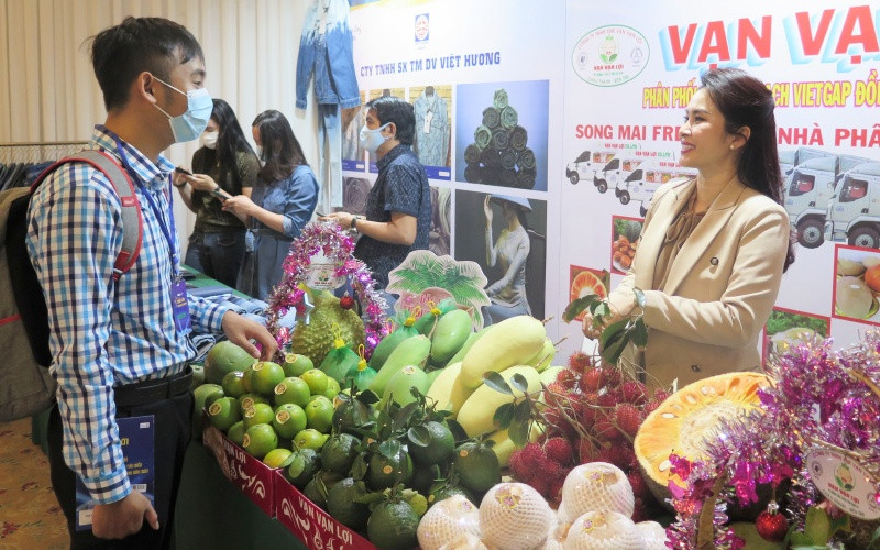 Khách tham quan, tìm hiểu một gian hàng trái cây tại triển lãm. TP Hồ Chí Minh tôn vinh hàng Việt năm 2021 -0