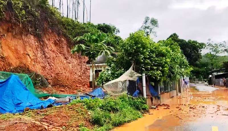 Thừa Thiên Huế tập trung khắc phục các điểm sạt lở sau bão số 5 -0