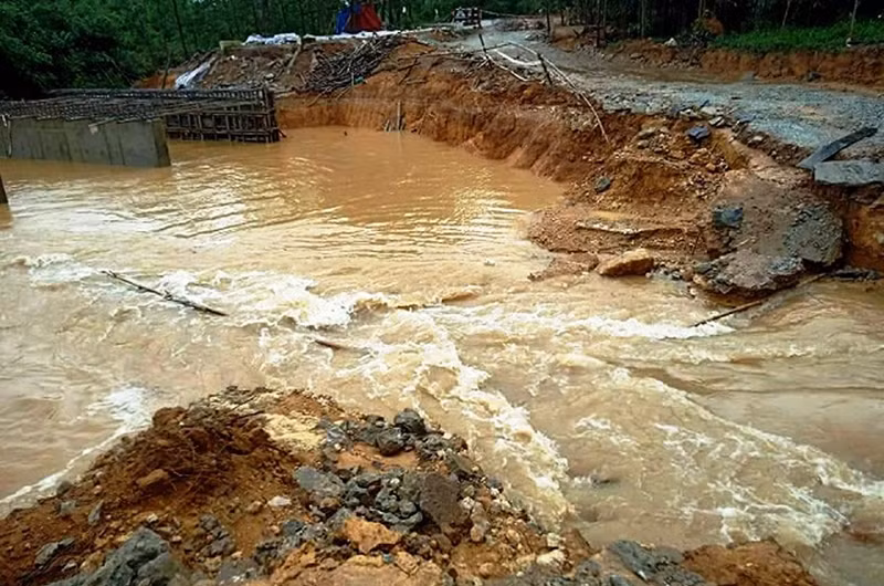 Cầu Huỳnh Lồ nằm trên Tỉnh lộ 17 qua thôn Huỳnh Liên, xã Phong Mỹ, huyện Phong Điền (Thừa Thiên Huế) bị sạt lở do ảnh hưởng của bão số 5.