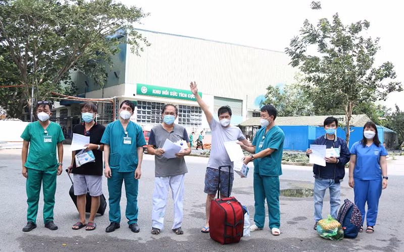 8 bệnh nhân được xuất viện hôm nay. (Ảnh: BVCC)