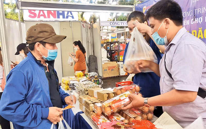 "Phiên chợ nghĩa tình" do Liên đoàn Lao động thành phố Hồ Chí Minh tổ chức trong Tháng công nhân 2022.