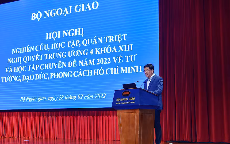 Thứ trưởng Ngoại giao Phạm Quang Hiệu phát biểu khai mạc Hội nghị "Nghiên cứu, học tập, quán triệt Nghị quyết Hội nghị Trung ương 4 khóa XIII và học tập Chuyên đề năm 2022 về tư tưởng, đạo đức, phong cách Hồ Chí Minh năm 2022". (Ảnh: Báo Thế giới và Việt Nam)