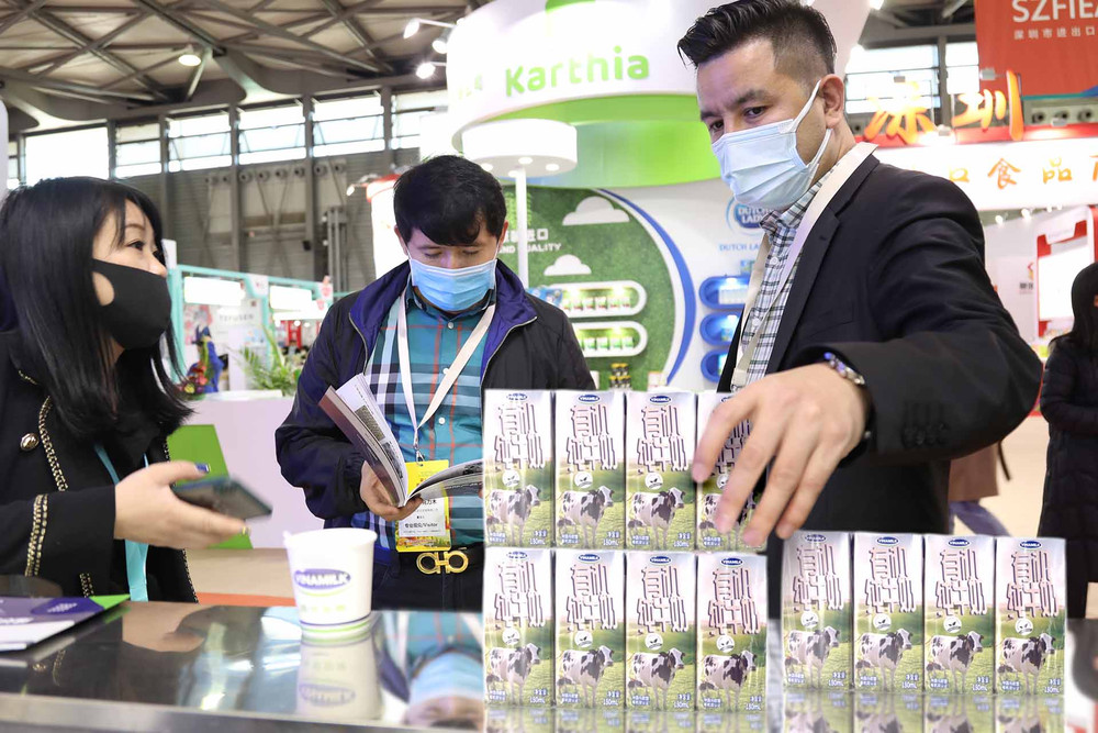 Khách hàng tìm hiểu về các sản phẩm sữa tươi của Vinamilk tại Triển lãm FHC Thượng Hải 2021.
