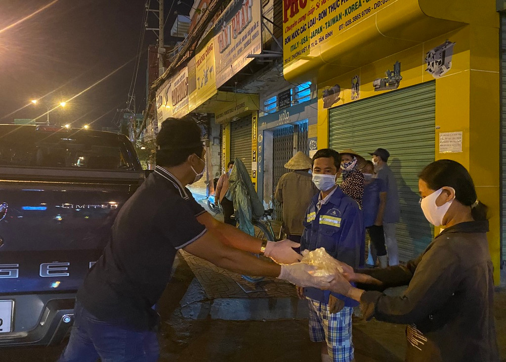 Người lao động thất nghiệp xếp hàng chờ nhận cơm từ thiện. Nghĩa cử đẹp phía sau hàng nghìn suất cơm cho người cơ nhỡ -0