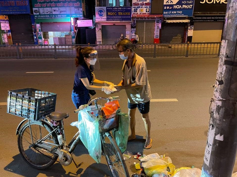 Người đàn ông lượm ve chai nhận suất cơm từ thiện. Nghĩa cử đẹp phía sau hàng nghìn suất cơm cho người cơ nhỡ -0