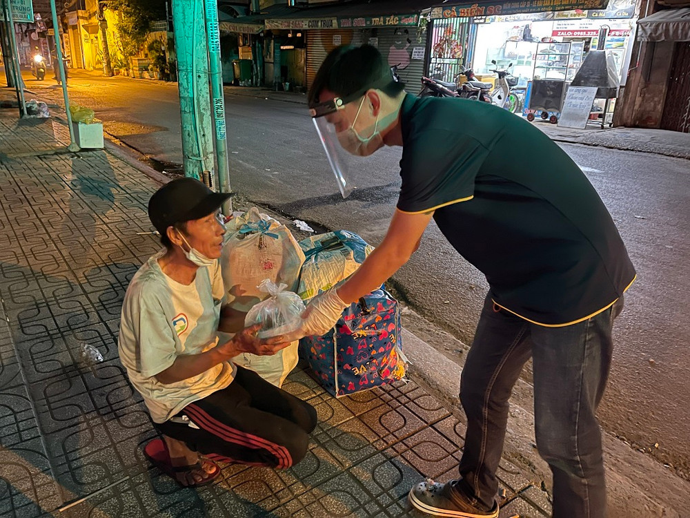 Một người đàn ông vô gia cư xúc động khi được nhận suất cơm từ thiện. Nghĩa cử đẹp phía sau hàng nghìn suất cơm cho người cơ nhỡ -0