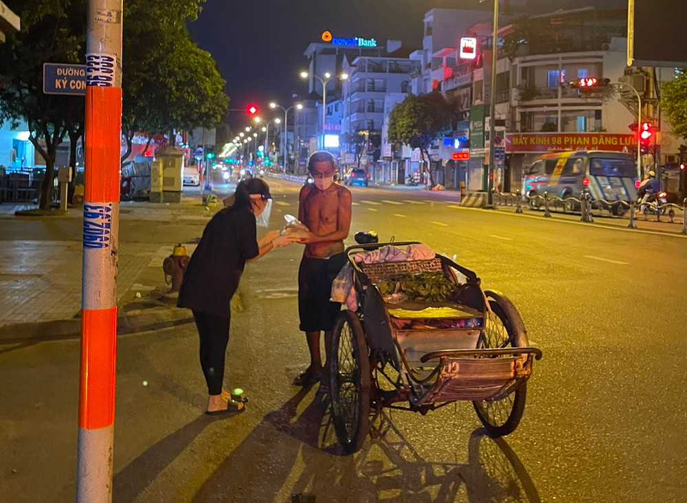Thêm một suất cơm ấm lòng người đạp xích lô nghèo. Nghĩa cử đẹp phía sau hàng nghìn suất cơm cho người cơ nhỡ -0