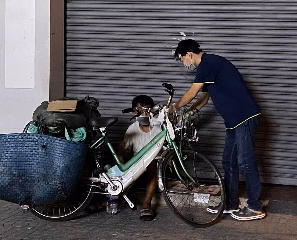 Mỗi ngày nhóm thiện nguyện phát 1.000 suất cơm tới người cơ nhỡ khi TP Hồ Chí Minh giãn cách.