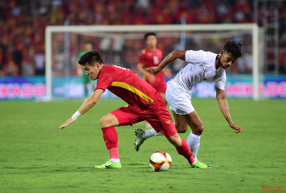 Lối chơi áp sát này của Myanmar khiến cho các cầu thủ tấn công của Việt Nam chưa thể phối hợp như ý. (Ảnh: Trần Hải) Nhìn lại chiến thắng kịch tính 1-0 của U23 Việt Nam trước U23 Myanmar -0