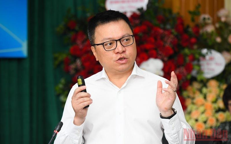 Tổng Biên tập Báo Nhân Dân Lê Quốc Minh chia sẻ về chuyển đổi số báo chí tại hội thảo. (Ảnh: THÀNH ĐẠT)