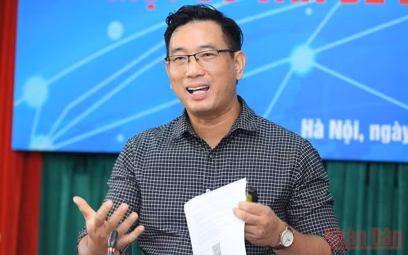 TS Đỗ Anh Đức, Viện Đào tạo Báo chí và Truyền thông, Trường Đại học Khoa học Xã hội và Nhân văn, Đại học Quốc gia Hà Nội trình bày tham luận tại hội thảo. (Ảnh: THÀNH ĐẠT) 