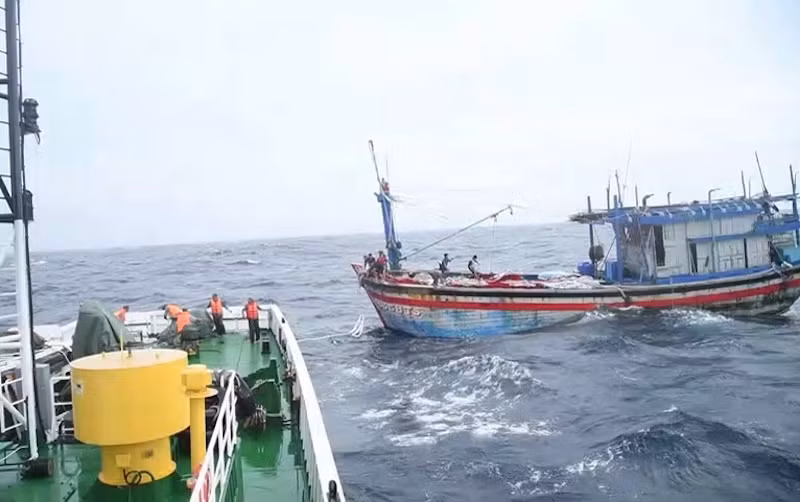 Tàu cá BĐ 98658 TS đang được lai dắt vào bờ