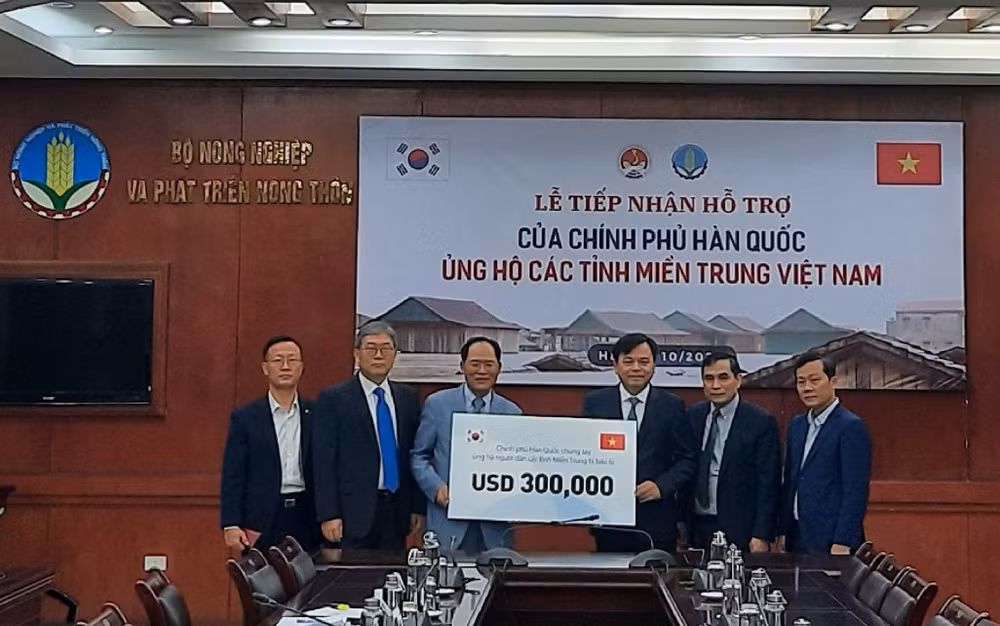Thứ trưởng Bộ Nông nghiệp và Phát triển Nông thôn, Ủy viên Ban Chỉ đạo Trung ương về Phòng, chống thiên tai Nguyễn Hoàng Hiệp nhận khoản hỗ trợ trị giá 300.000 USD từ Đại sứ đặc mệnh toàn quyền Hàn Quốc tại Việt Nam Park Noh-Wan.