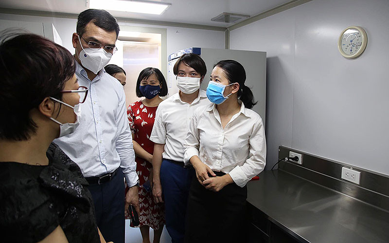 Tiến sĩ Hà Anh Đức, Chủ tịch Hội Thầy thuốc trẻ Việt Nam (thứ hai từ trái qua) cùng nhóm tác giả tham quan hai phòng thí nghiệm container sẽ được vận chuyển đến tỉnh Phú Yên và TP Hồ Chí Minh trong sáng 30/6. Container xét nghiệm Covid-19 áp lực âm lưu động đầu tiên ở Việt Nam -0