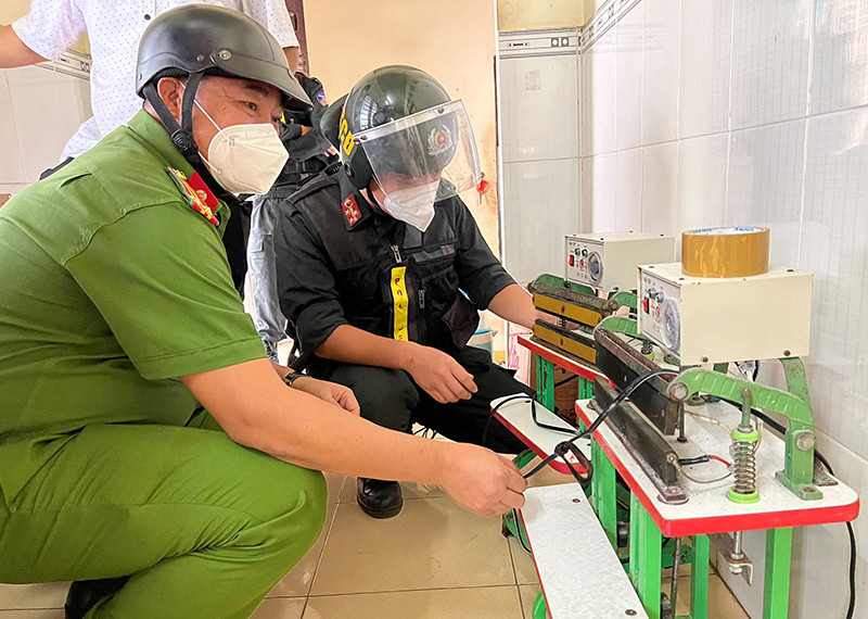 Thu giữ máy ép nhiệt dùng để đóng gói tại nhà bà Hoa ở Định Quán, tỉnh Đồng Nai. Đồng Nai khám xét 16 điểm sản xuất hàng giả thương hiệu nổi tiếng -0