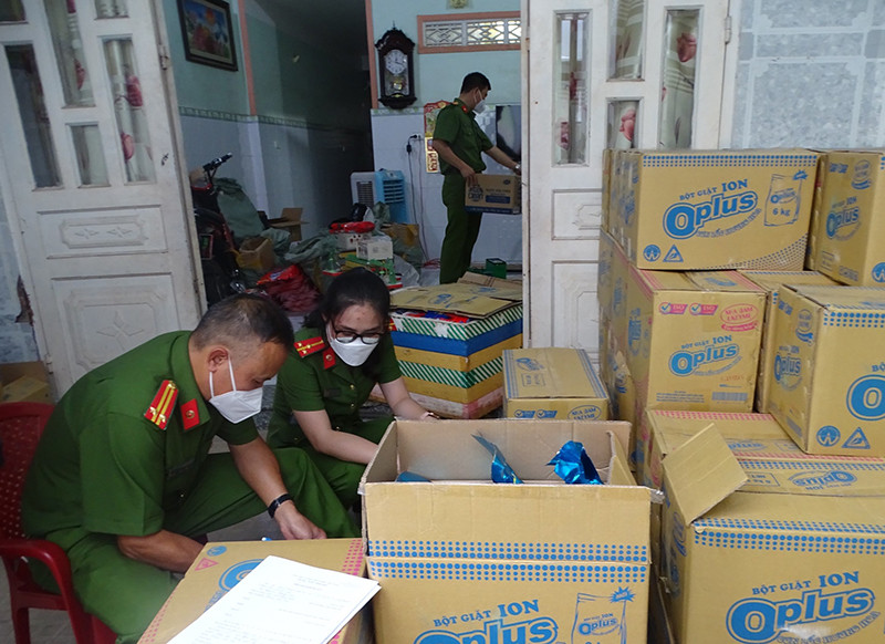 Lực lượng công an tạm giữ số hàng hóa tại một điểm kiểm tra ở phường Tam Phước, TP Biên Hòa, tỉnh Đồng Nai. Đồng Nai khám xét 16 điểm sản xuất hàng giả thương hiệu nổi tiếng -0