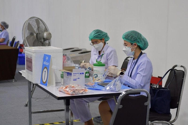 Các bác sĩ chuẩn bị các mũi vaccine. Thái Lan bắt đầu tiêm vaccine Covid-19 trên toàn quốc -0