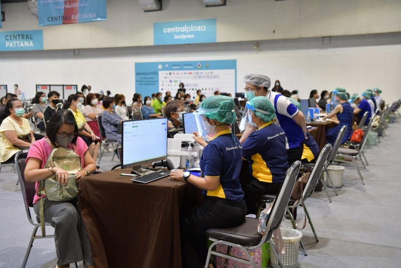 Kiểm tra thông tin và sức khỏe người dân trước khi tiêm. Thái Lan bắt đầu tiêm vaccine Covid-19 trên toàn quốc -0