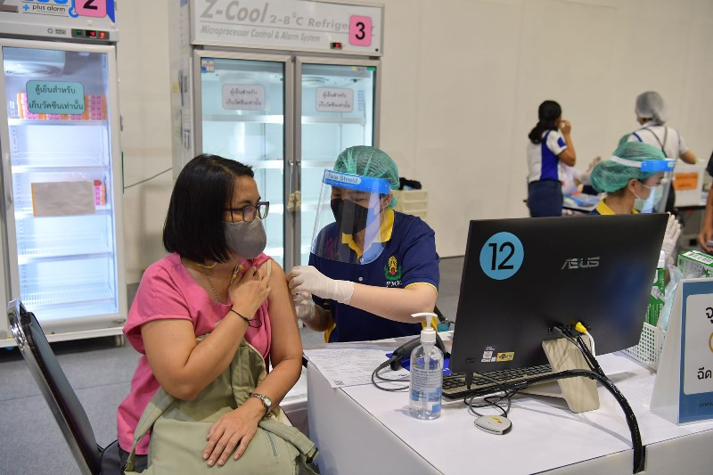 Bác sĩ tiêm vaccine cho một người dân. Thái Lan bắt đầu tiêm vaccine Covid-19 trên toàn quốc -0