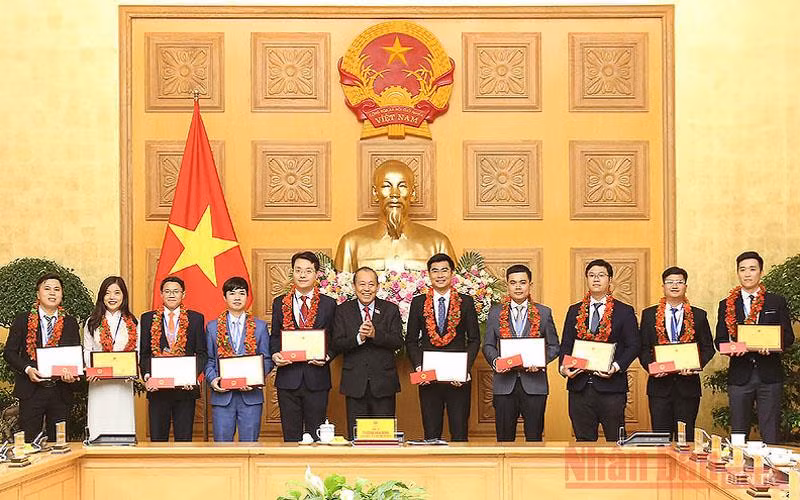 Đồng chí Trương Hòa Bình (đứng thứ sáu từ trái sang trong ảnh) trao Giải thưởng tặng các cán bộ, công chức, viên chức trẻ giỏi năm 2020.