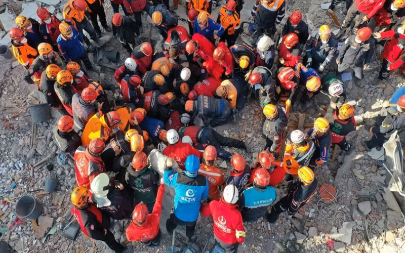 Lực lượng cứu nạn đưa cháu Ayda Gezgin ra khỏi đống đổ nát của tòa nhà Riza Bey, tại Izmir, Thổ Nhĩ Kỳ. (Ảnh: Anadolu)
