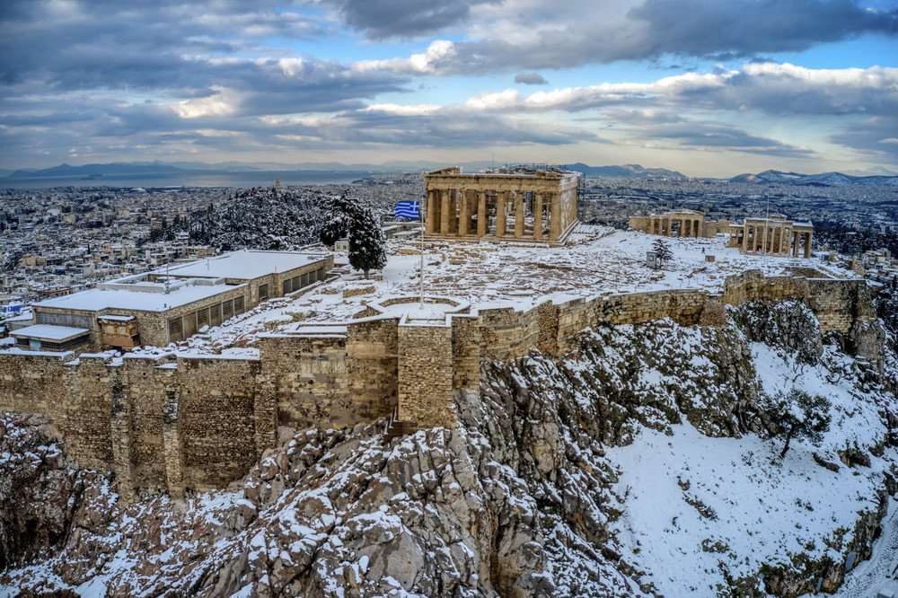 Lớp tuyết dày bao phủ thành cổ Acropolis ở Athens, Hy Lạp, tháng 2/2021. (Ảnh: AP). Climate crisis -0