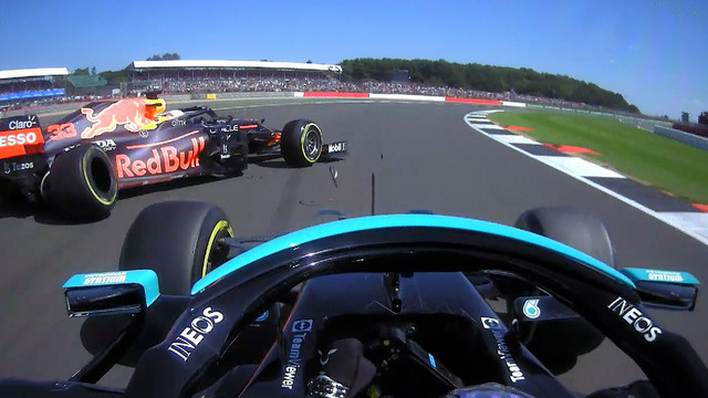 Khoảnh khắc va chạm khiến Verstappen phải chia tay sớm. Hamilton chiến thắng trên sân nhà Silverstone -0