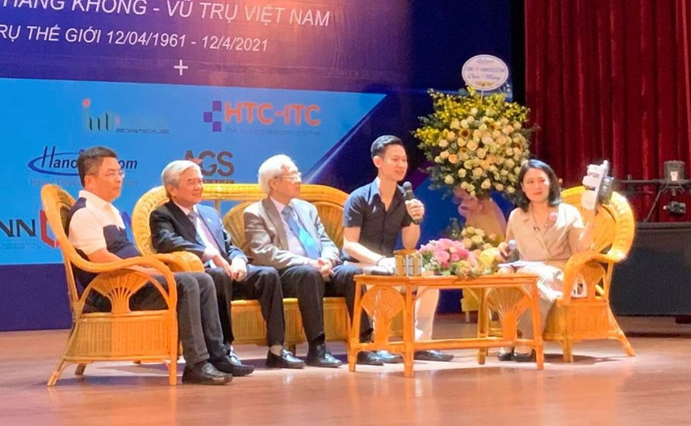 Các khách mời giao lưu với sinh viên của chín trường đại học. Truyền khát vọng chinh phục không gian tới sinh viên -0