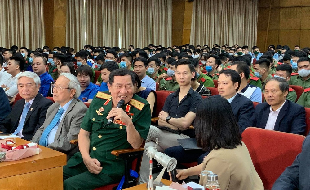 Anh hùng Phạm Tuân kể lại hồi ức về chuyến bay lên vũ trụ đầu tiên của người Việt Nam. Truyền khát vọng chinh phục không gian tới sinh viên -0