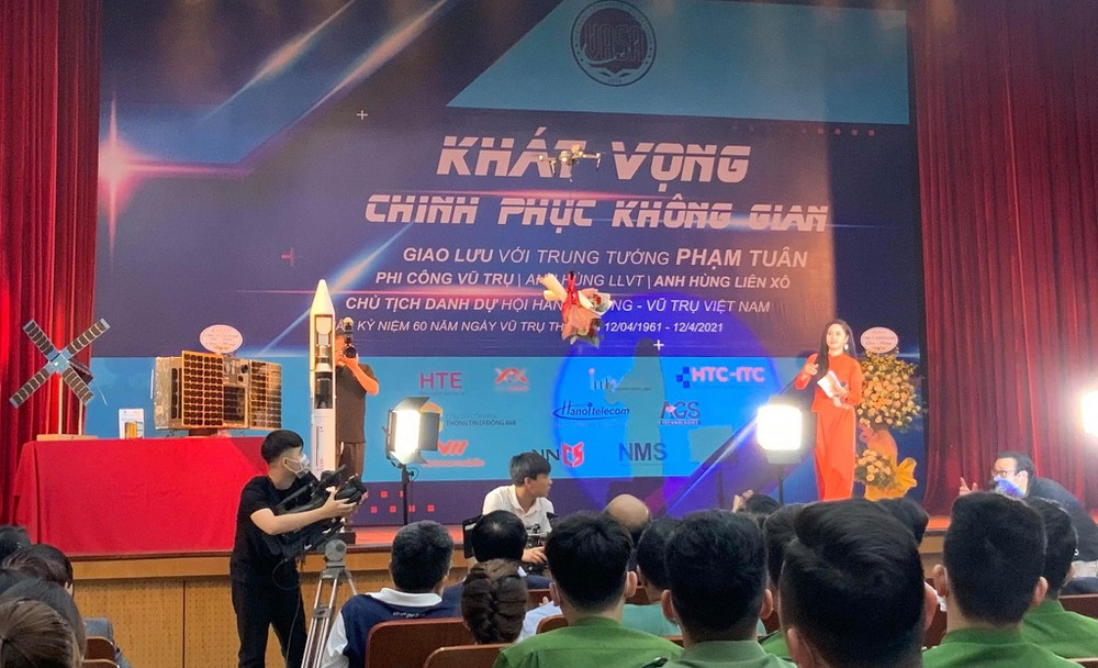 Máy bay không người lái drone mang hoa đến tặng khách mời. Truyền khát vọng chinh phục không gian tới sinh viên -0
